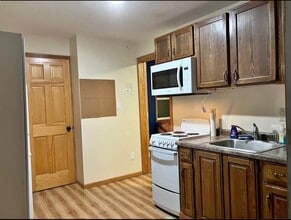 306 E 4th St, Unit 1/2 in Winona, MN - Building Photo - Building Photo