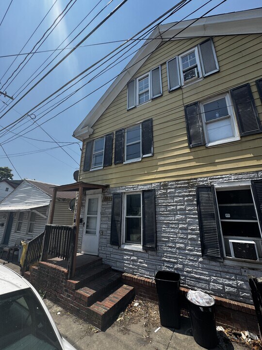 302 N High St in Martinsburg, WV - Building Photo