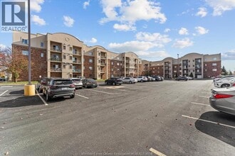 5995 Ellis St in Lasalle, ON - Building Photo - Building Photo