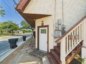 321 W Park St in Fredericksburg, TX - Building Photo