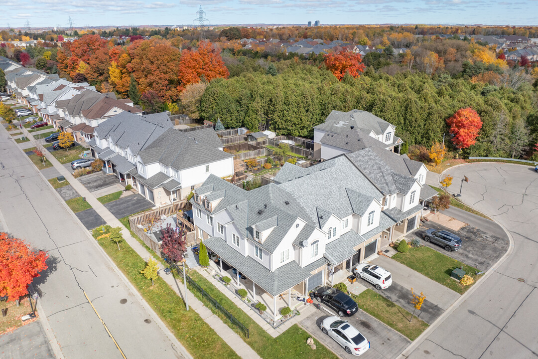 8 Amy Crt in Whitby, ON - Building Photo