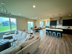 10611 Coneflower Ct in Mequon, WI - Building Photo - Building Photo