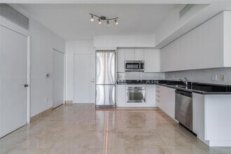 92 SW 3rd St, Unit 2712 in Miami, FL - Building Photo - Building Photo