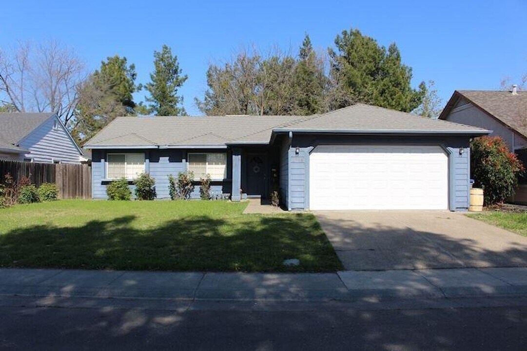 2709 Albany Ave in Davis, CA - Building Photo