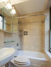 East 50th Street, Unit 2B in New York, NY - Foto de edificio - Building Photo