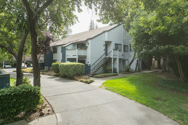 Waters Edge Apartments in Sacramento, CA - Building Photo - Building Photo