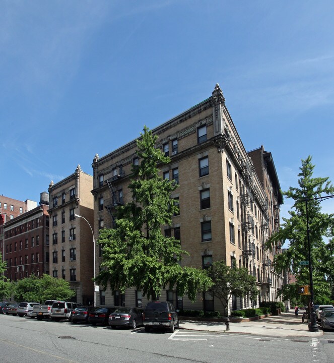 401 W 120th St in New York, NY - Building Photo
