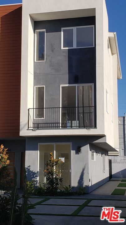 2406 S Dunsmuir Ave in Los Angeles, CA - Building Photo - Building Photo