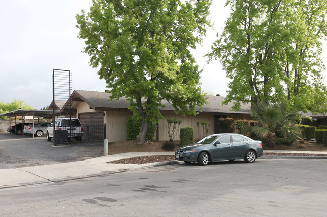 502 E Calimyrna Ave in Fresno, CA - Foto de edificio - Building Photo