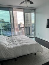 1080 Peachtree St NE, Unit 2215 in Atlanta, GA - Foto de edificio - Building Photo