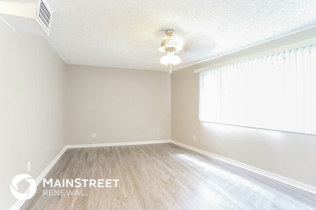 5561 90th Ave N in Pinellas Park, FL - Foto de edificio - Building Photo