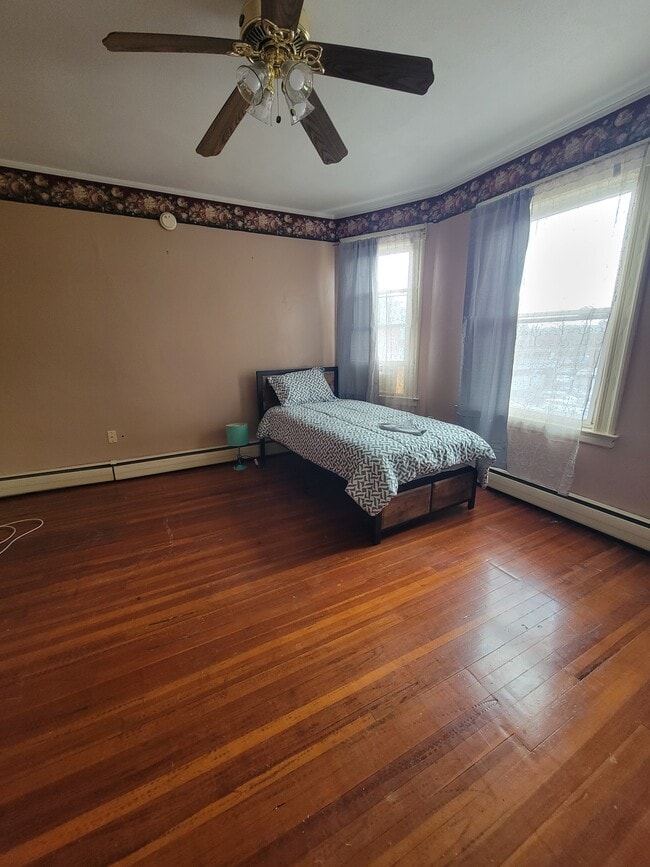 32 Rowe Ave, Unit Private Room 2 in Hartford, CT - Foto de edificio - Building Photo