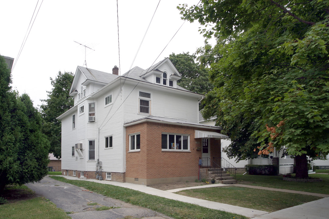 122 N Chapel St in Waukegan, IL - Building Photo