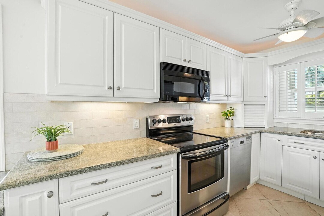 636 Broad Ave S in Naples, FL - Building Photo
