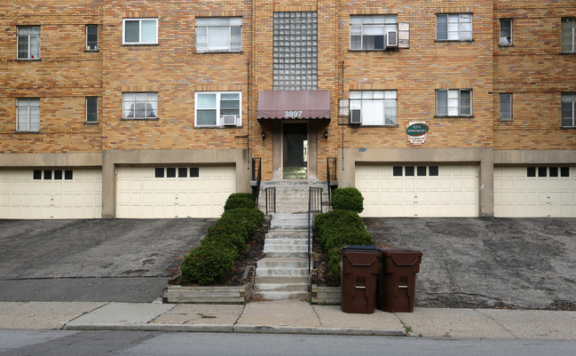 3897 Vine St in Cincinnati, OH - Foto de edificio - Building Photo