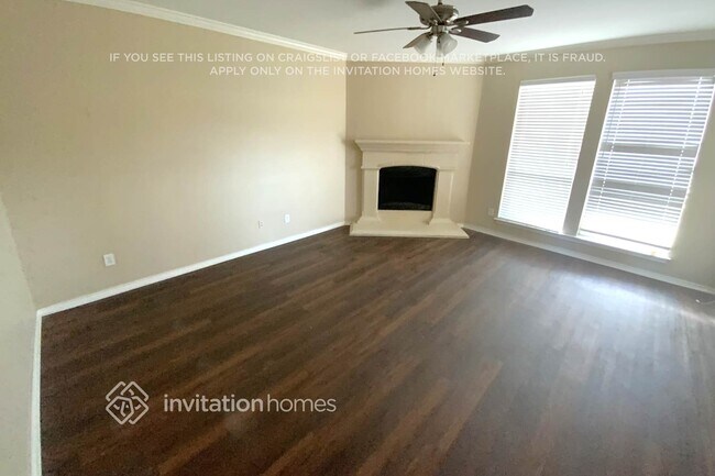 1225 Spanish Moss Dr in Burleson, TX - Foto de edificio - Building Photo