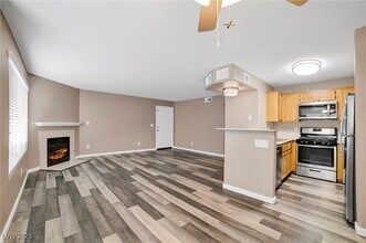 8450 Alta Dr in Las Vegas, NV - Building Photo - Building Photo