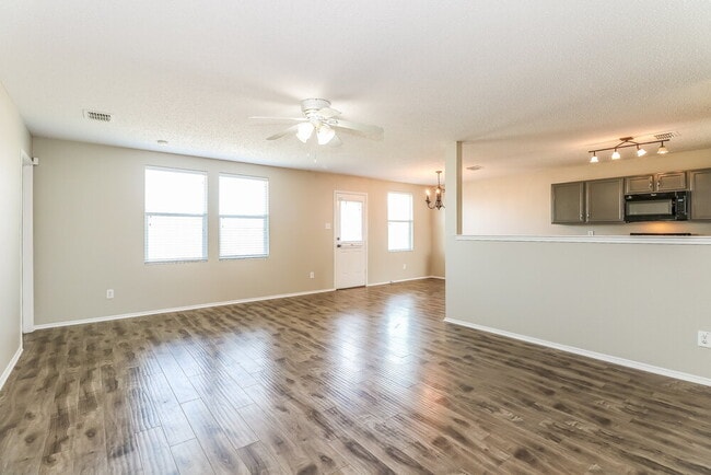 321 Daisy Ln in Burleson, TX - Foto de edificio - Building Photo