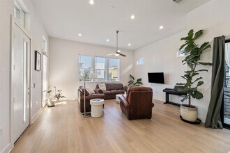 6101 Florencia Ln in Austin, TX - Building Photo - Building Photo