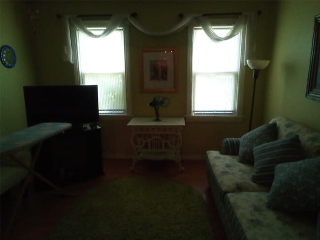 74 W Hoffman Ave in Lindenhurst, NY - Building Photo - Building Photo