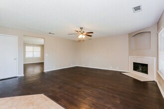 1511 Columbia Dr in Glenn Heights, TX - Foto de edificio - Building Photo