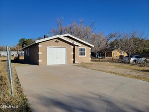 451 Santa Martina Dr in Socorro, TX - Building Photo - Building Photo