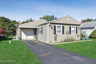 57 Selkirk Ave in Toms River, NJ - Building Photo