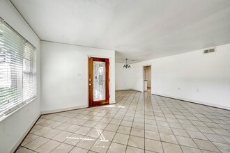 5004 Holt St in Bellaire, TX - Building Photo - Building Photo