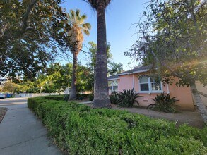 6251 Canby Ave, Unit Guesthouse in Tarzana, CA - Foto de edificio - Building Photo