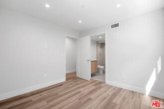 14804 1/2 Vanowen St in Los Angeles, CA - Building Photo - Building Photo