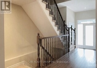 520 Earnscliffe Grove in Ottawa, ON - Building Photo - Building Photo