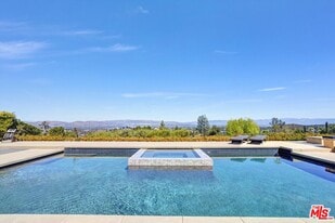 21749 Planewood Dr in Woodland Hills, CA - Building Photo