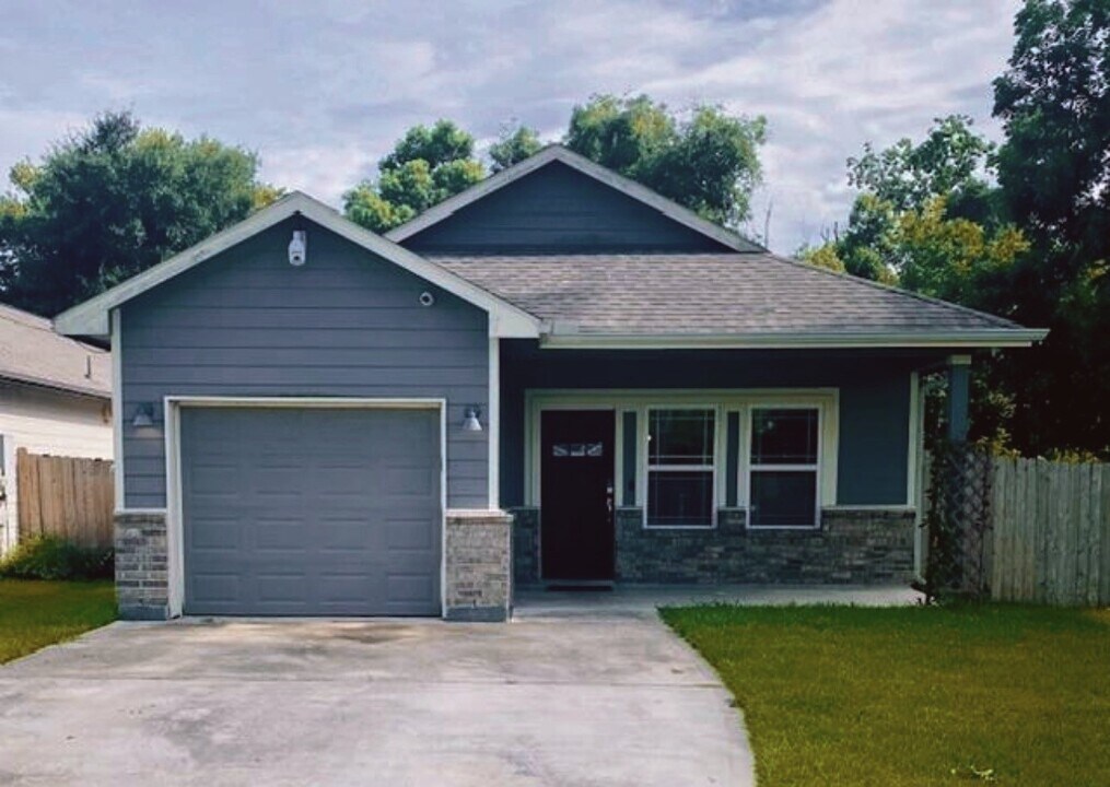 12019 21st St in Santa Fe, TX - Building Photo