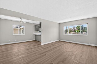 125 E Spring St in Long Beach, CA - Building Photo