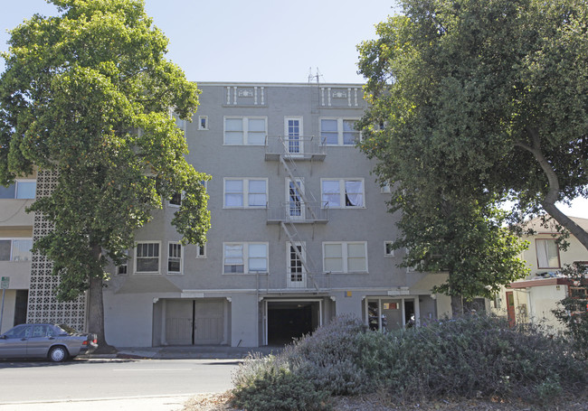 University Ave Apartments in Berkeley, CA - Building Photo - Building Photo