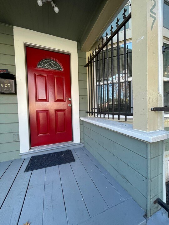 625-627 W Grand Ave in Oakland, CA - Building Photo