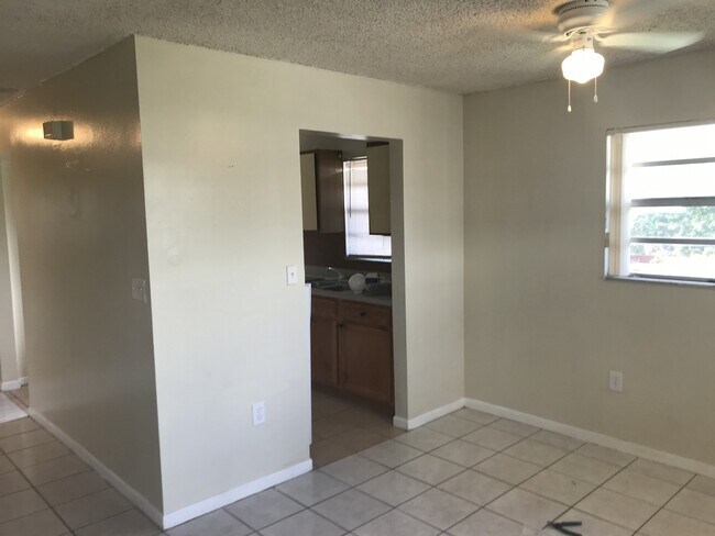 210 NE 35th Ct in Oakland Park, FL - Building Photo - Building Photo