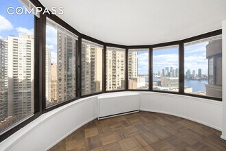 330 E 38th St in New York, NY - Building Photo - Building Photo