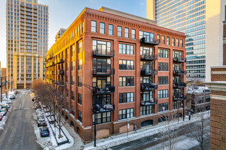 River North Commons in Chicago, IL - Building Photo - Building Photo