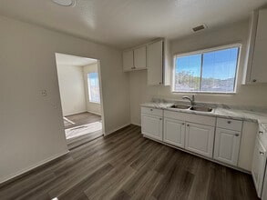 1134 E Ave Q in Palmdale, CA - Building Photo - Building Photo
