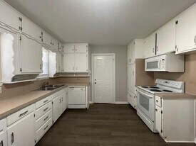 1329 Harrison Ln in Hurst, TX - Building Photo