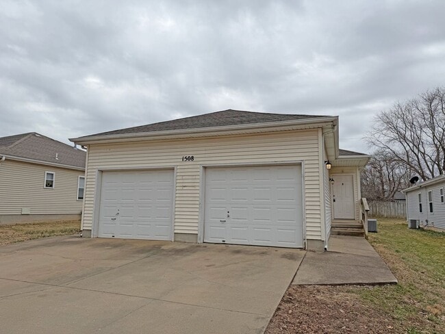 1508 W Rainey St in Ozark, MO - Building Photo - Building Photo