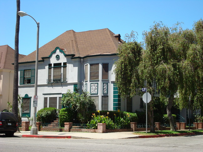 9100 Alden Dr in Los Angeles, CA - Building Photo - Building Photo