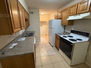 3141 E Glen Oaks Dr in Wichita, KS - Building Photo - Building Photo