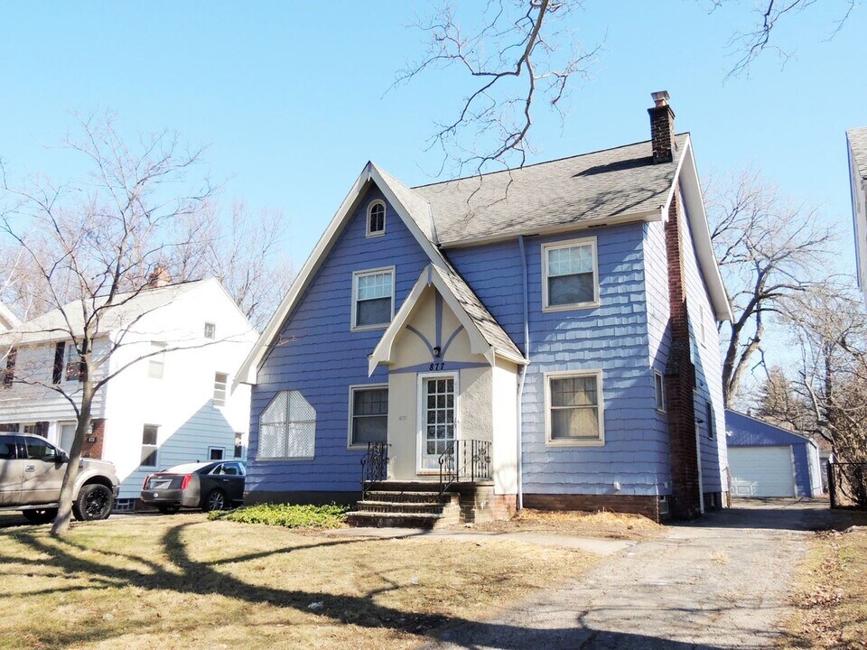 877 Englewood Rd in Cleveland Heights, OH - Building Photo