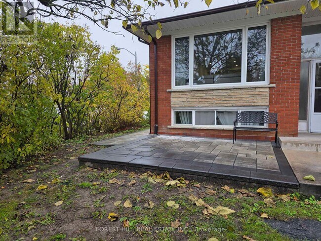 27 Manadon Dr in Toronto, ON - Building Photo - Building Photo