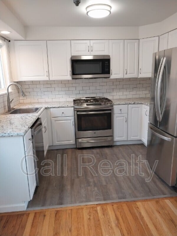 property at 904 W Lincoln Pl