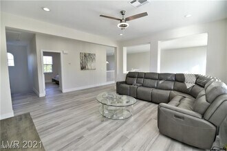 385 Glenridding St in Las Vegas, NV - Foto de edificio - Building Photo