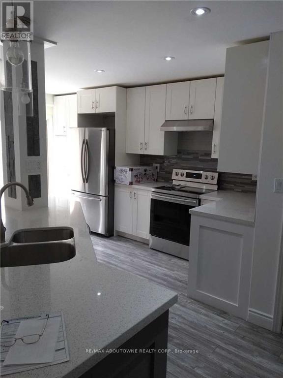 2502 Postmaster Dr in Oakville, ON - Building Photo - Building Photo