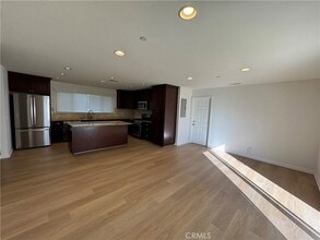 1336 Calle Tulipan in Thousand Oaks, CA - Building Photo - Building Photo
